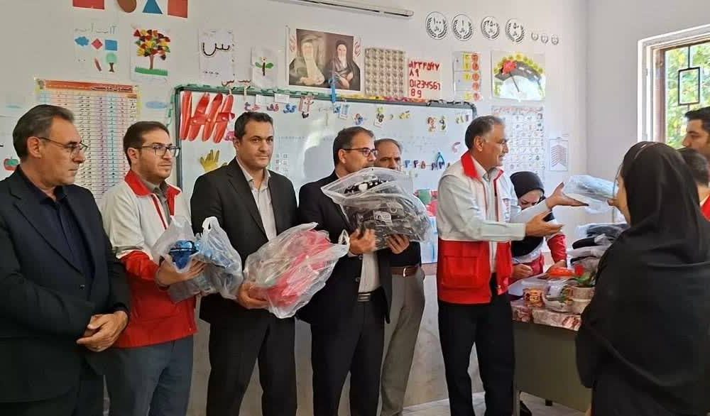 توزیع ۲۰۰ بسته لوازم‌التحریر حمایتی در روستای کوجنق مشگین‌شهر